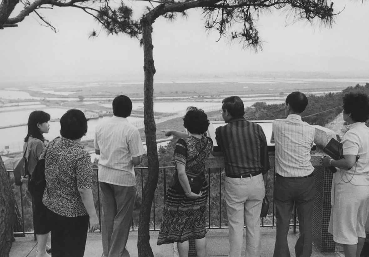 1981年，遊客向北眺望內地的平原和深圳河景致。