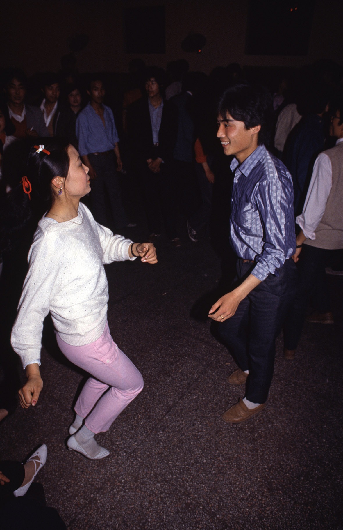 1987年蘇州,兩名年輕人在夜店愉快起舞。 1987年蘇州,兩名年輕人在夜店愉快起舞。