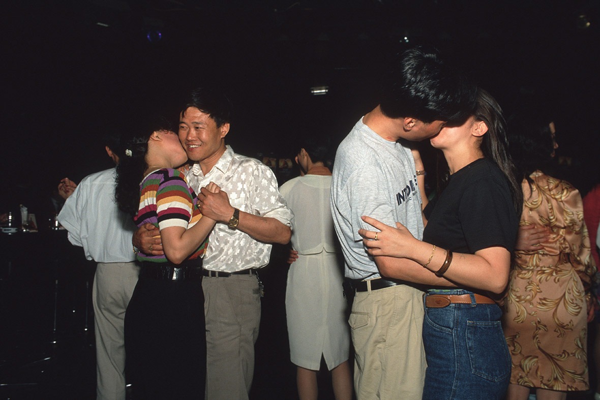 踏入90年代，在公開場合擁抱親吻不再是禁忌。圖為92年上海的士高一景。