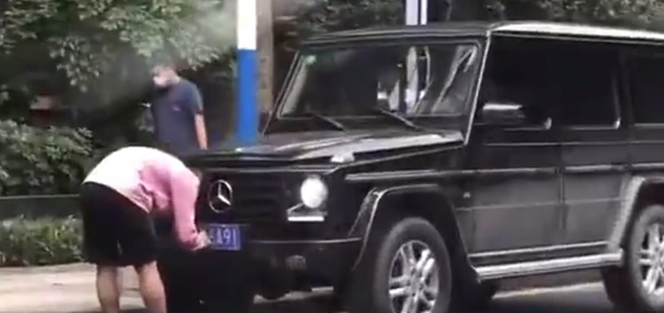 于漢超公然違法,把車牌上的E字塗改成F,最終被球隊開除。 于漢超公然違法,把車牌上的E字塗改成F,最終被球隊開除。