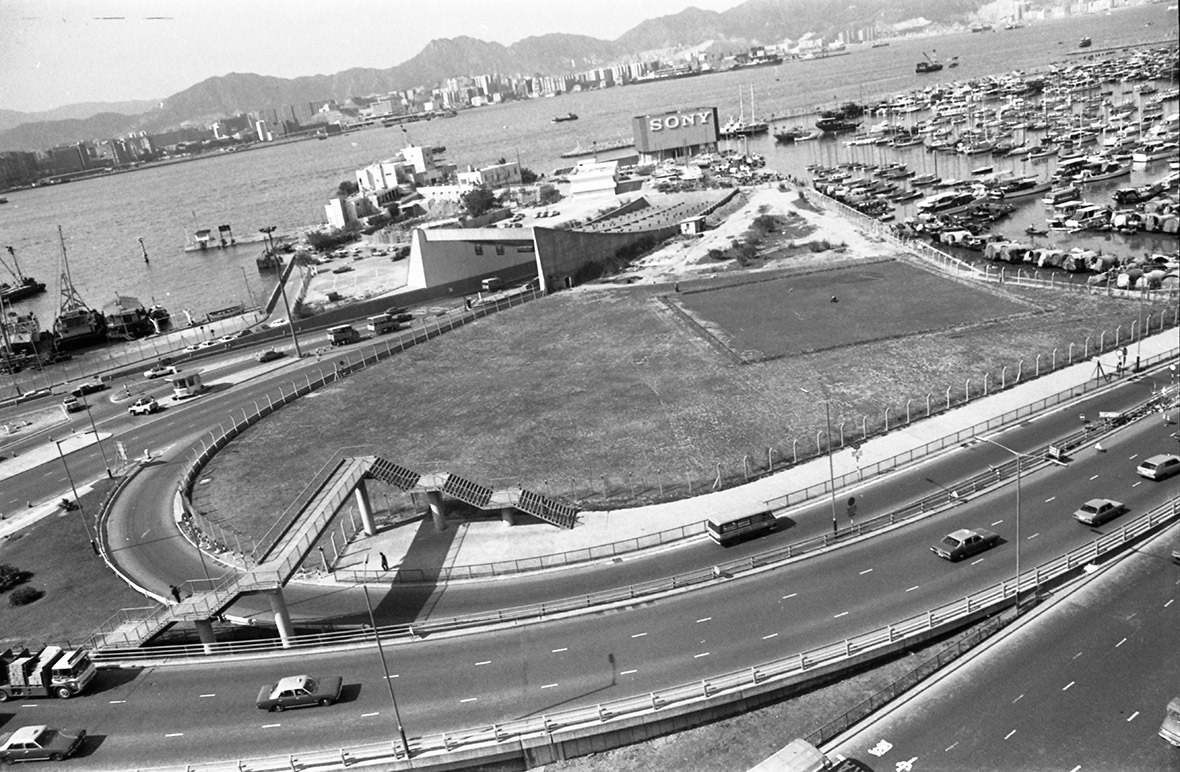 1977年由銅鑼灣望向紅隧港島出口。