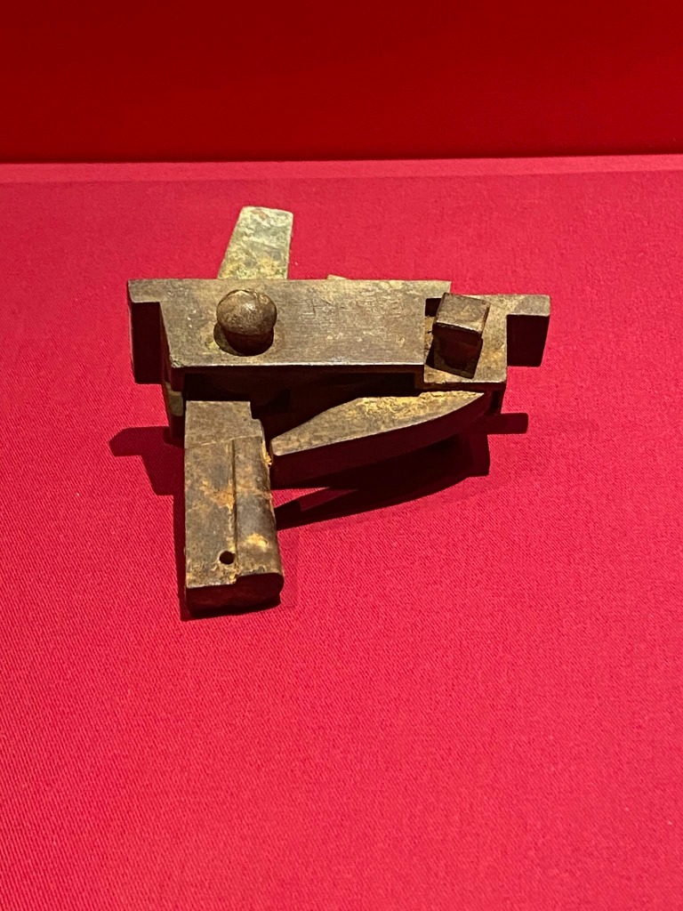 銅弩機，三國魏，臨沂市博物館藏