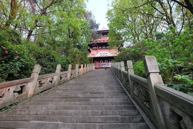 楚天台是仿照楚國著名建築「章華台」興建已成。