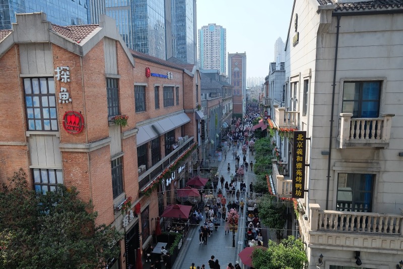 楚河漢街的大部分建築都還原了民國時期的風情，楚河漢街是當地其中一個熱鬧的商業步行街。