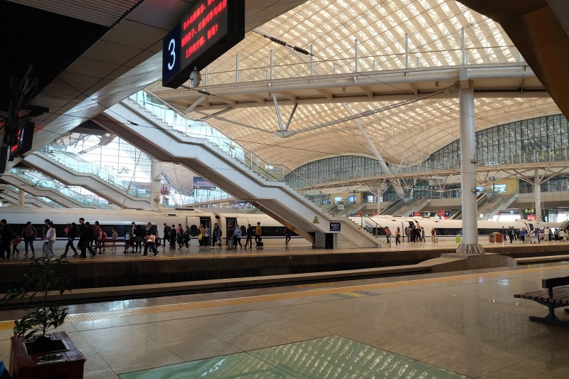 香港坐高鐵到武漢，約四個多小時。