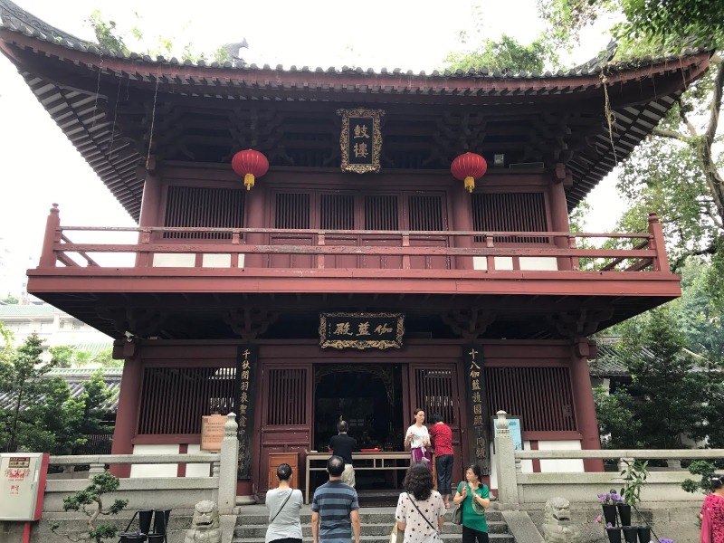 鐘樓、鼓樓，宋朝時由住持僧空山所建，明朝（1611年）重修，後被毀為平地。 1990年考古發現了兩樓遺基，並在原址重建了現在這兩座仿日本唐招提寺風格的鐘鼓樓。