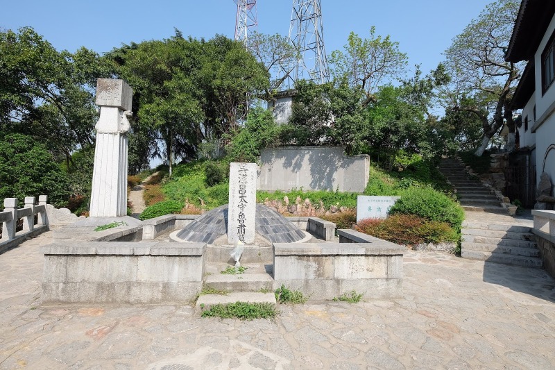 這裏便是龜山魯肅墓。