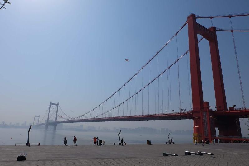 紅色的鸚鵡洲長江大橋，再次聯想古鸚鵡洲及禰衡大人。
