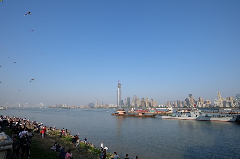 到訪日萬里晴空，長江上飛舞著各式各樣的風箏。