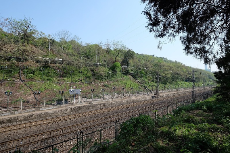 禰衡墓與龜山被九廣鐵路阻隔。