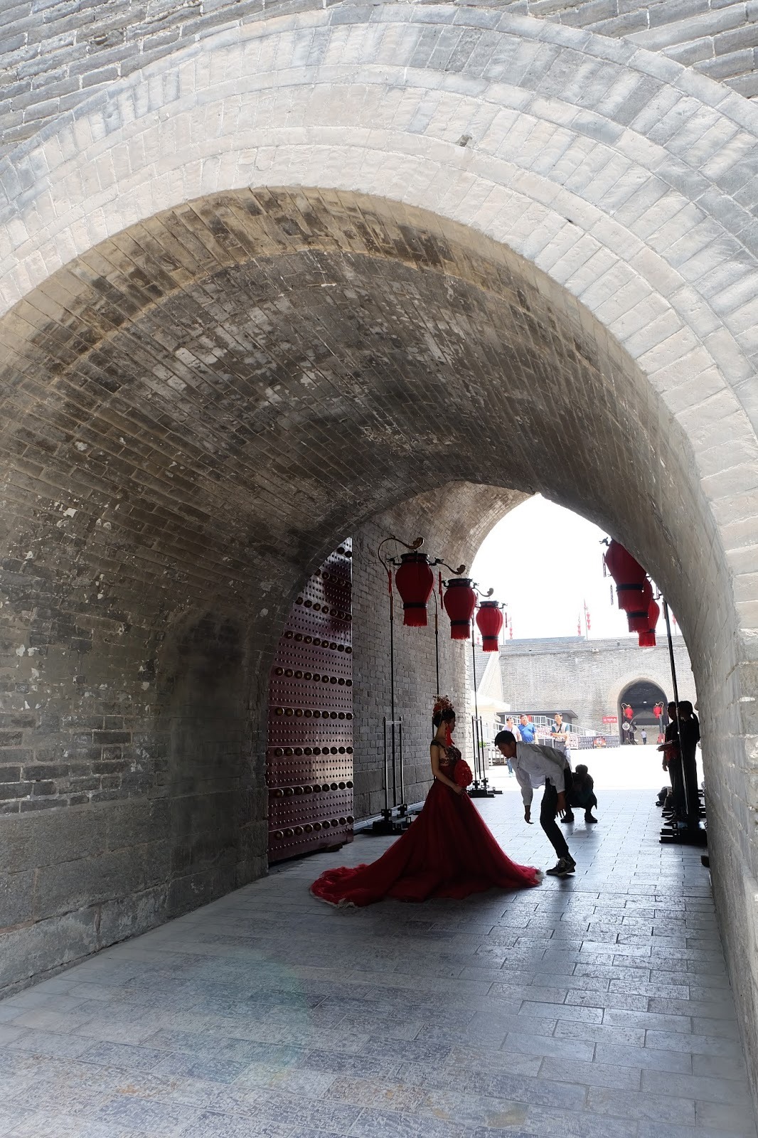 西安城墙下拍婚照的新人，以古迹象征爱情历久不衰。