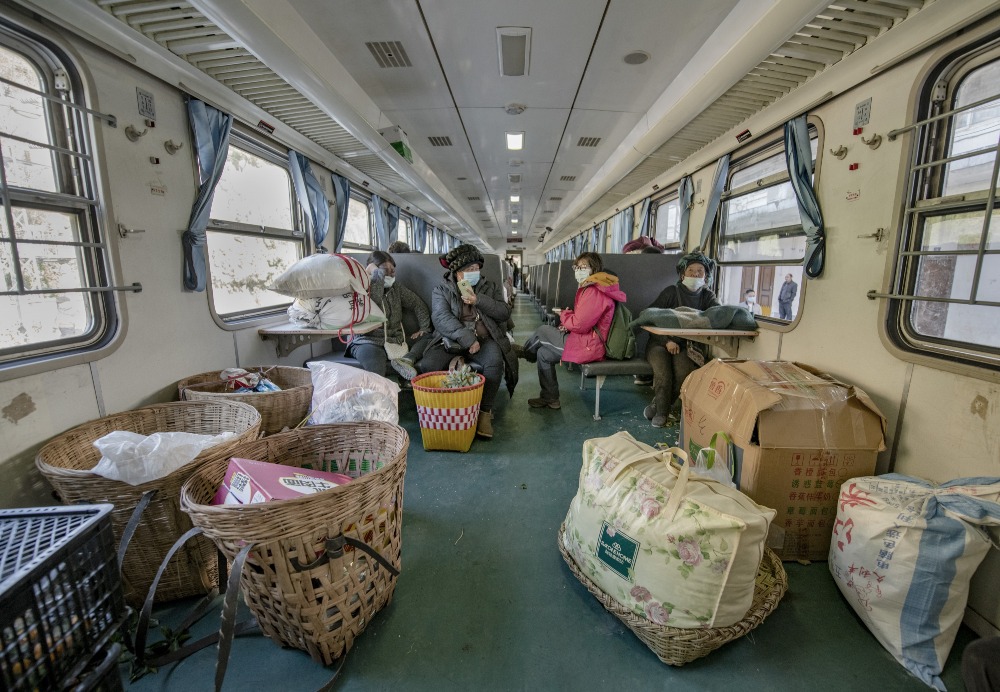 当代中国-中青时评-“绿动力”助力大凉山“跨越式”奔小康_以往的绿皮火车是大凉山的命脉村里的人都是通过火车将农产品运出去谋生活