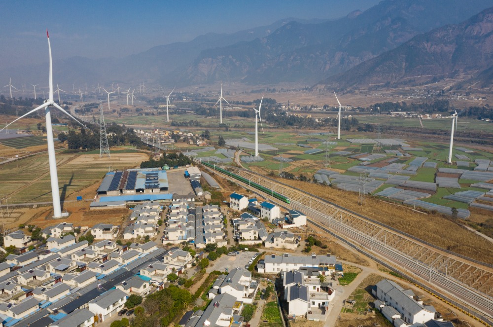 当代中国-中青时评-“绿动力”助力大凉山“跨越式”奔小康_开通基建之余国家还在大凉山积极发展基建扶助脱贫