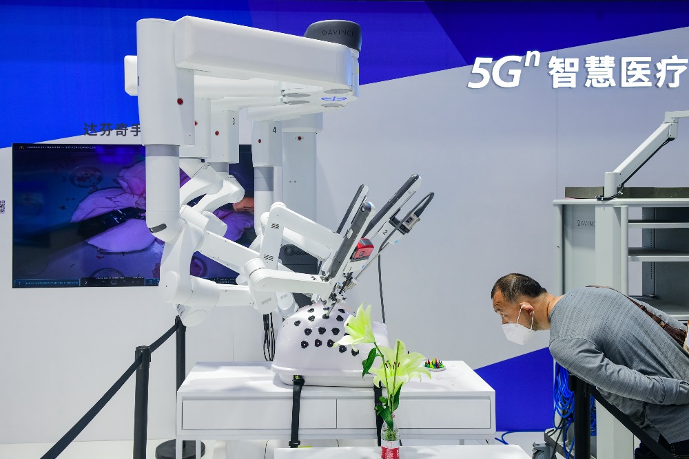 當代中國-新華網評-中國經濟｜推動5G應用規模化發展_5G可以應用在醫療技術上協助醫療機構更快速對病人進行診治