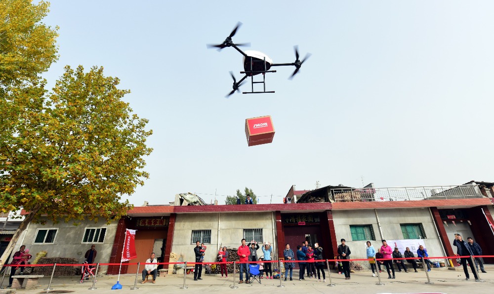 當代中國-新華網評-快遞進村助力鄉村振興_有科技公司為偏遠鄉村提供無人機送貨服務