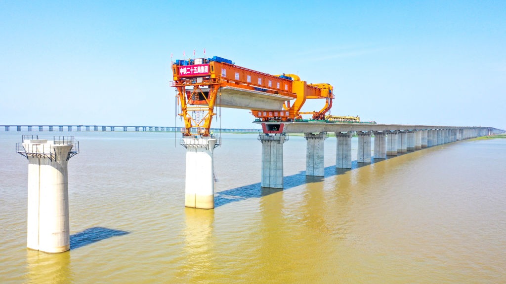 中国现时的交通基础建设技术，涵盖了公路、桥梁、隧道以及人工岛等多项不同领域工程建设