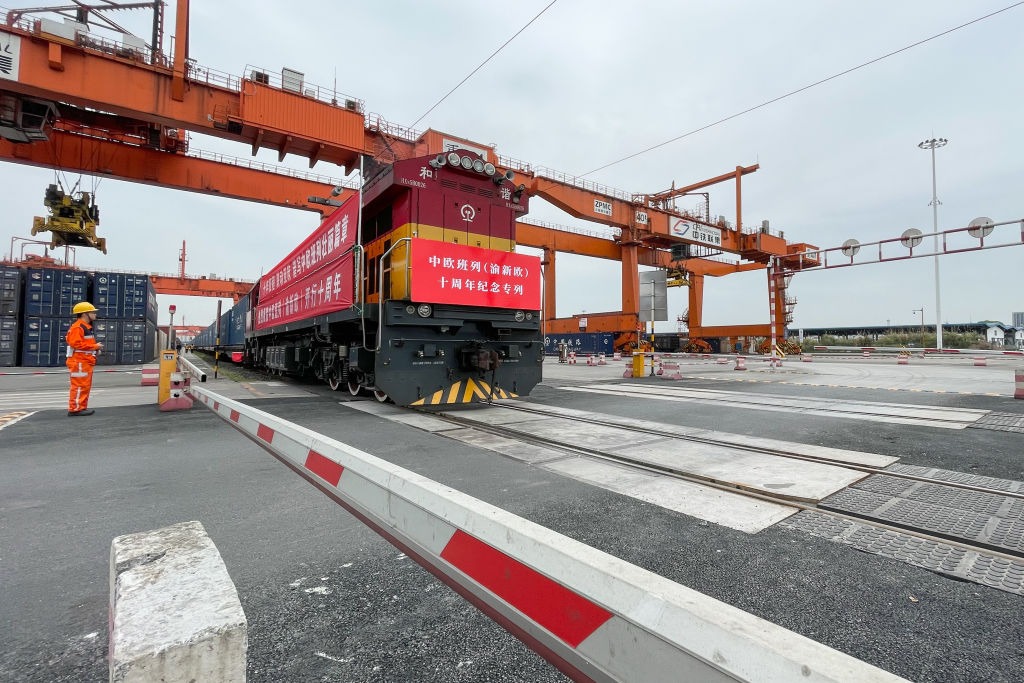 截至2022年7月底，中欧班列累计开行超过5.7万列，运送货物530万标箱，重箱率达98.3%，货值累计近3,000亿美元。