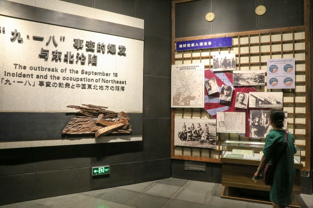在瀋陽的九一八歷史博物館。九一八事變的爆發與東北淪陷展廳，觀眾參觀陳列展覽。