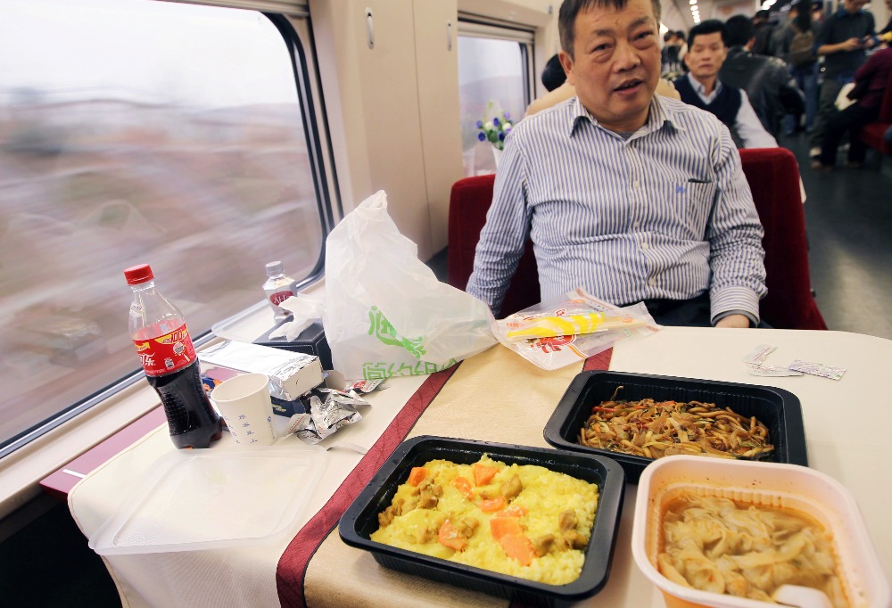 當代中國-中青時評-中國鐵路｜舌尖上的美味在「流動中」感受服務之美_中國列車上的選擇隨時代進步
