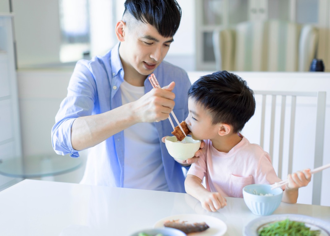 父親和兒子吃飯