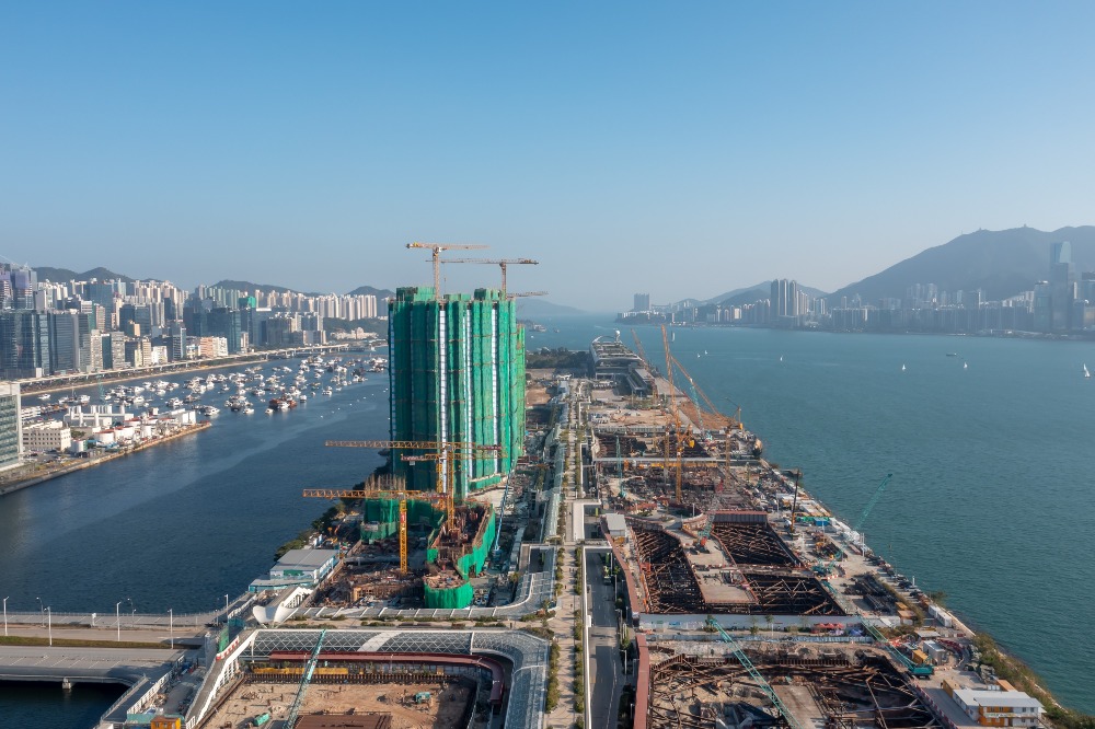 香港土地不足的问题源自不同的客观因素，因此需要订立一个明确目标去改善