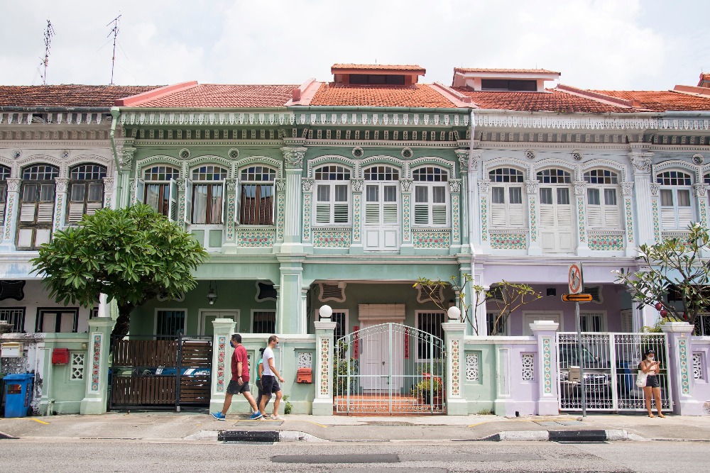 新加坡雖然土地面積少，但實際的人均居住面積比香港還好；而且綠化非常出色，讓大眾可以安居樂業。