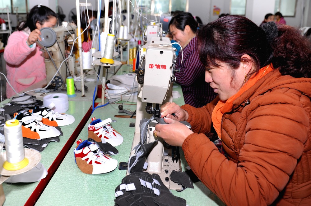 2019年，在湖南一間鞋廠中，一班婦女正在進行加工生產鞋面的工序。