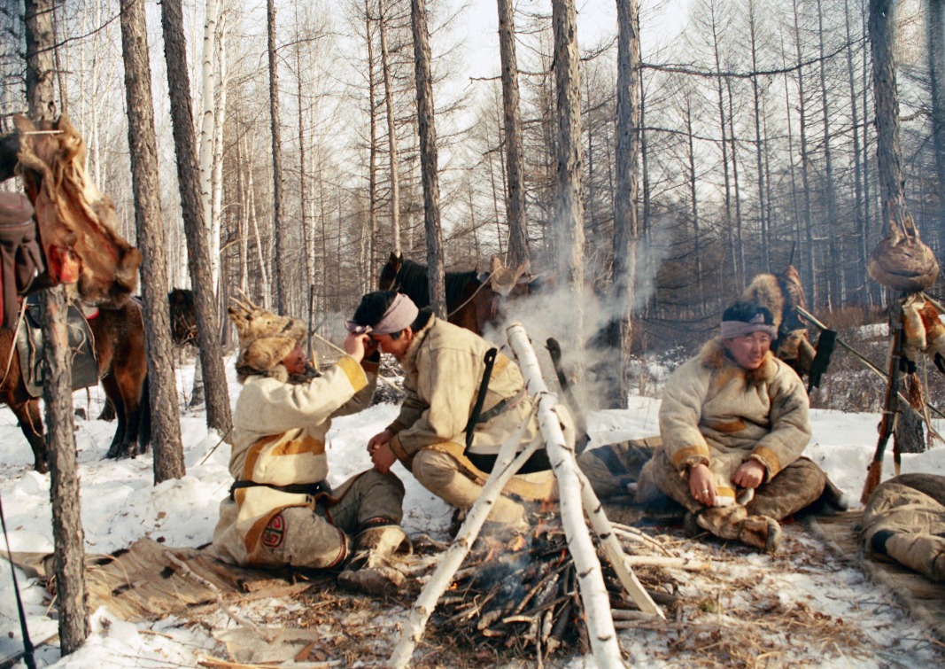 1986年大兴安岭密林深处的鄂伦春猎人在狩猎途中休息