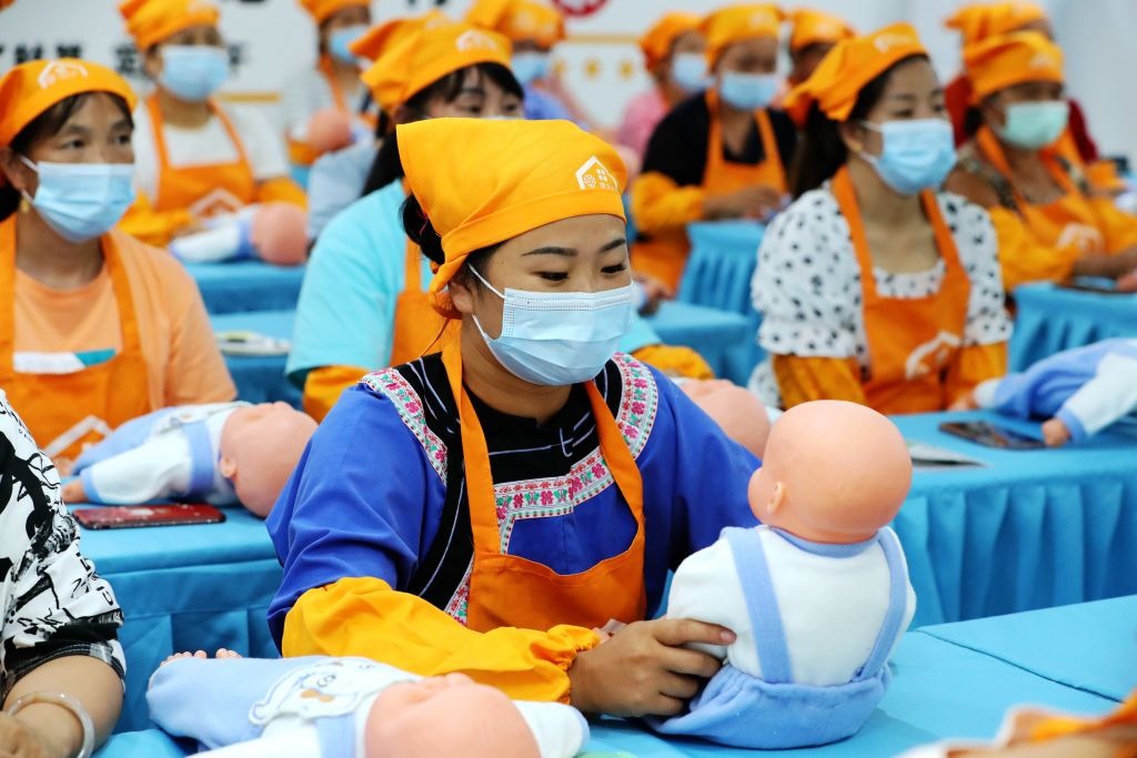 图为正在学习幼儿护理课程的职业学校学生 图为正在学习幼儿护理课程的职业学校学生