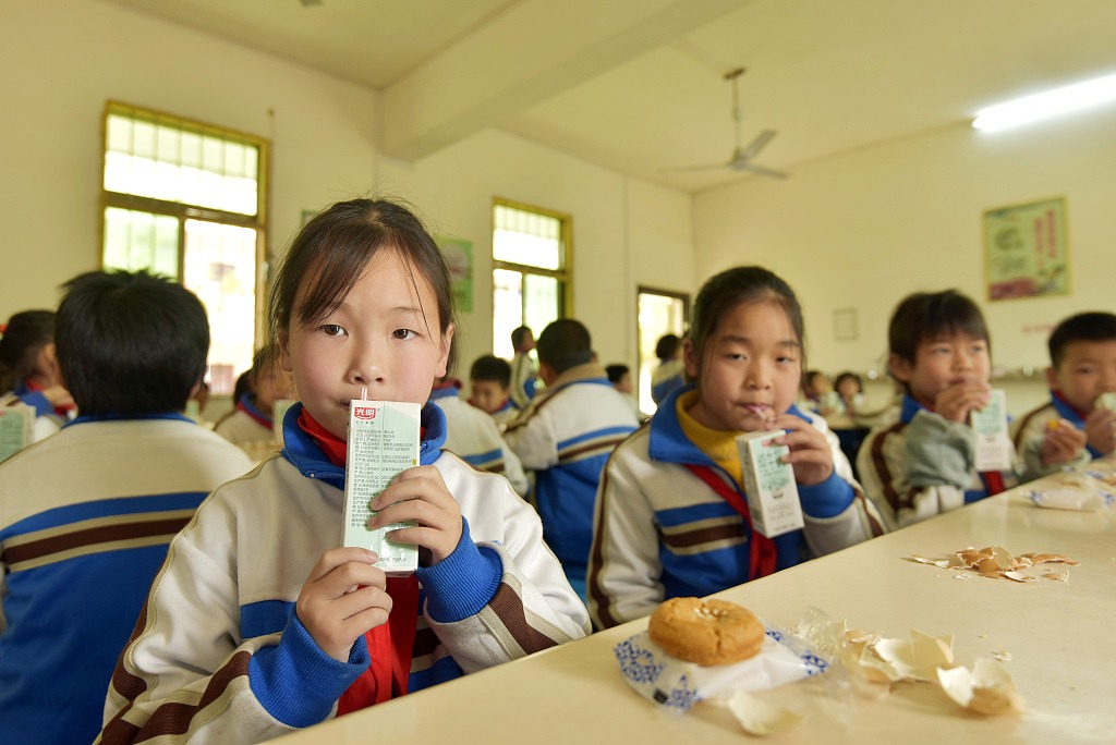 截至2021年底，在實施營養改善計劃的地區，實行學校食堂供餐的學校佔76%，其中國家試點縣的學校食堂供餐率近90%。