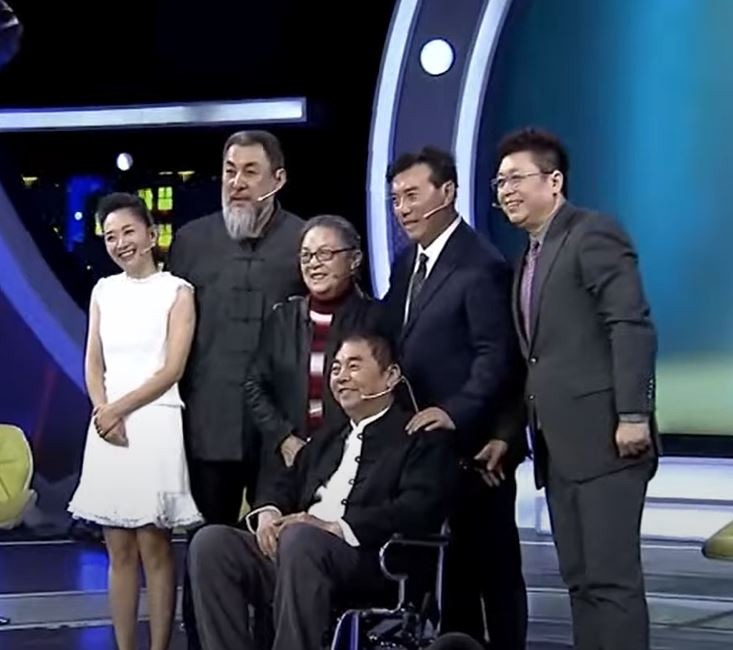 「關羽」（左二）、「張飛」（右三）、「趙雲」（右二）與《三國演義》導演蔡曉晴（左三）於2019年在電視節目中聚首。 ;(網上圖片)