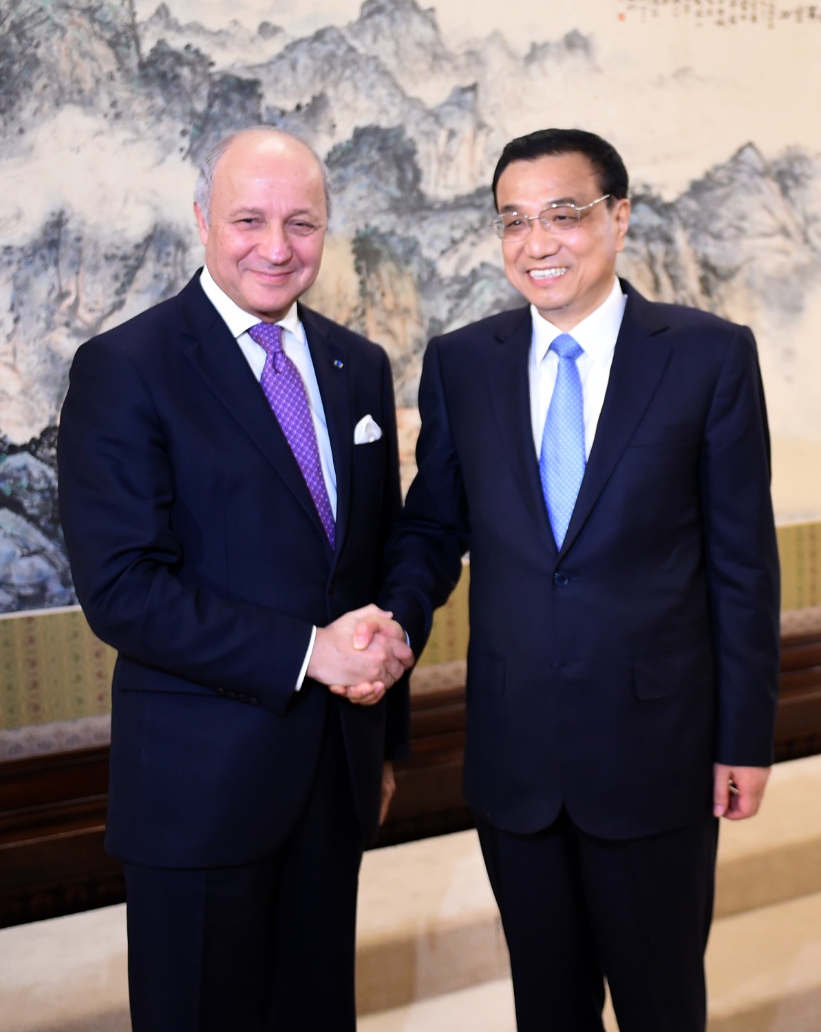 法國外交部長法比尤斯2015年到訪中國，跟國務院總理李克強握手