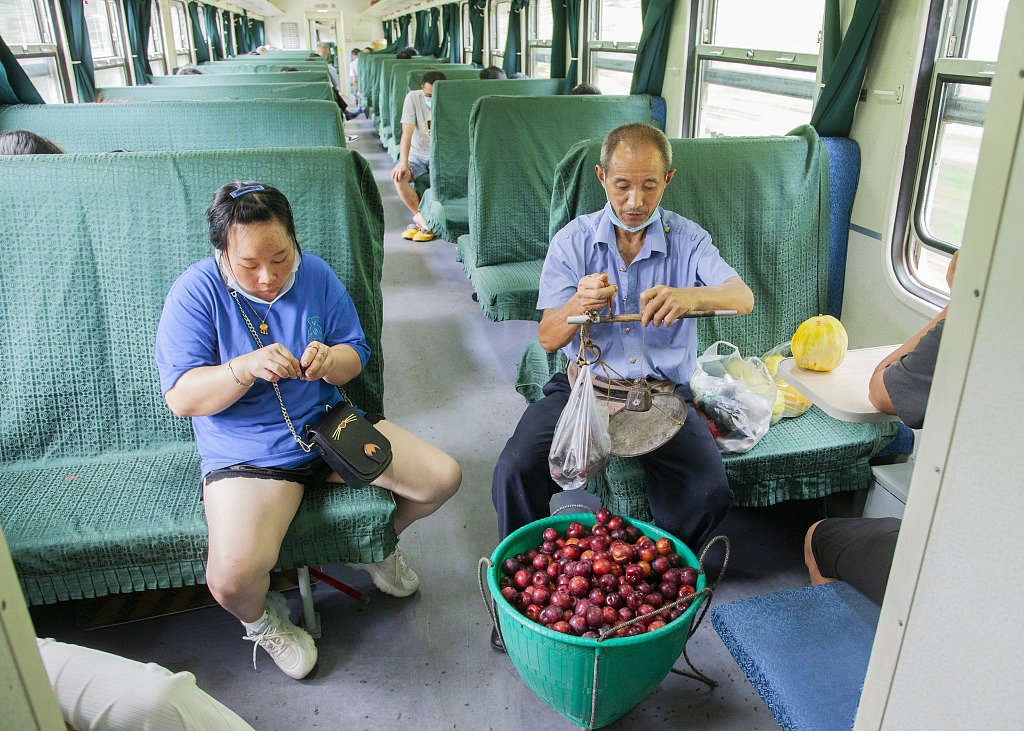 不少偏远地区的百姓都是靠绿皮火车出外购买生活用品