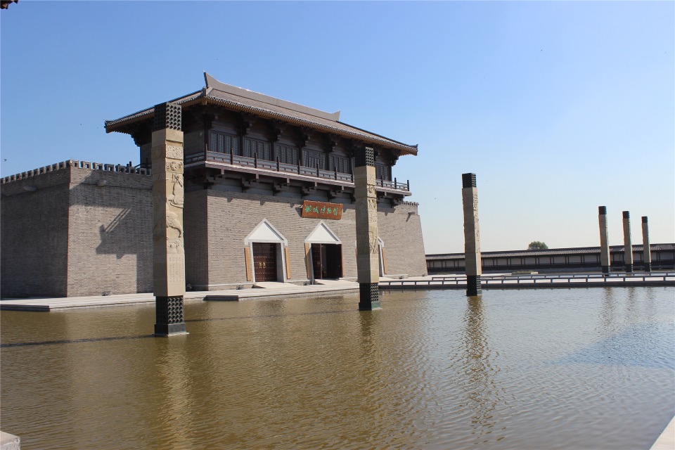 鄴城博物館位於鄴城遺址北側，主館內分為六個展廳，陳列的是鄴城遺址內出土的文物，較為經典的展品包括有東魏、北齊年間的佛教石像。