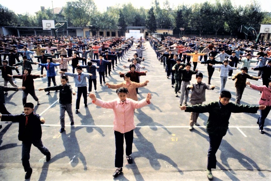 1980年改革開放後，上海一班高中生在操場做晨操