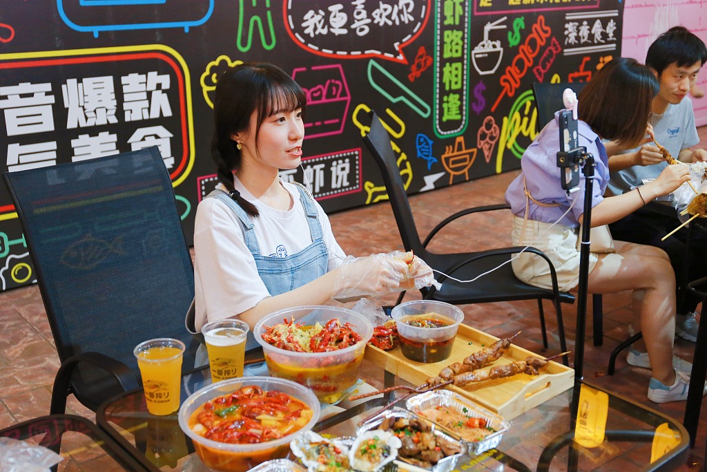 内地直播带货成为新兴产业,吃播也是其中一个有不少观众的类别 内地直播带货成为新兴产业,吃播也是其中一个有不少观众的类别