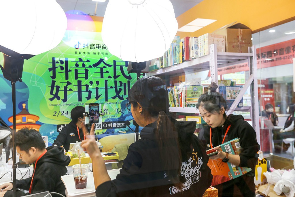 抖音电商不但推出全民好书计划,更连同电视台推出好书阅读推荐,让更多人接触到阅读的乐趣 抖音电商不但推出全民好书计划,更连同电视台推出好书阅读推荐,让更多人接触到阅读的乐趣