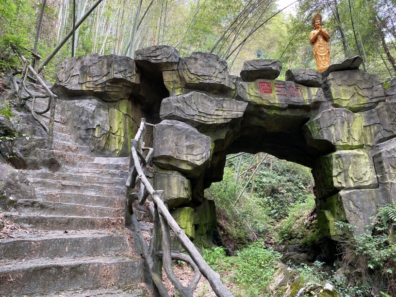 刘备洞峡谷景点充满传奇色彩，不但有「天子脚印」可看，还有关羽的立刀印跡、落马桥及磨刀坑（图）等景点。