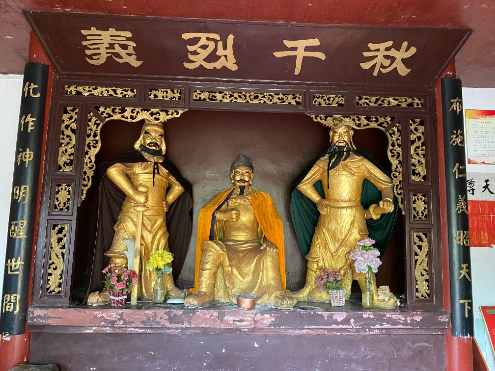 刘备洞峡谷景区內的刘备庙，供奉着刘备、关羽和张飞的金像。