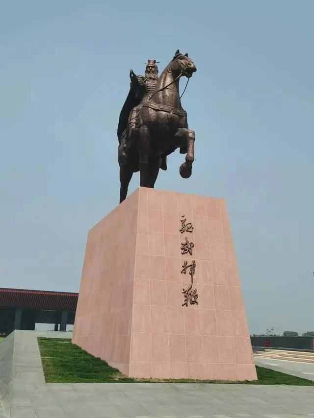 河南安阳曹操高陵遗址博物馆由遗址展示区、博物馆展示区及陪葬墓展示区组成,是一座集收藏、研究、展示、宣传教育等为一体的遗址类专题博物馆。 河南安阳曹操高陵遗址博物馆由遗址展示区、博物馆展示区及陪葬墓展示区组成,是一座集收藏、研究、展示、宣传教育等为一体的遗址类专题博物馆。