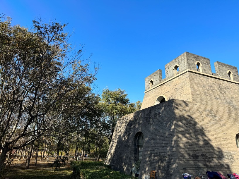 博展馆的西南方向新建了两座烽火臺。烽火臺是古时用于点燃烟火、传递重要消息的高臺。