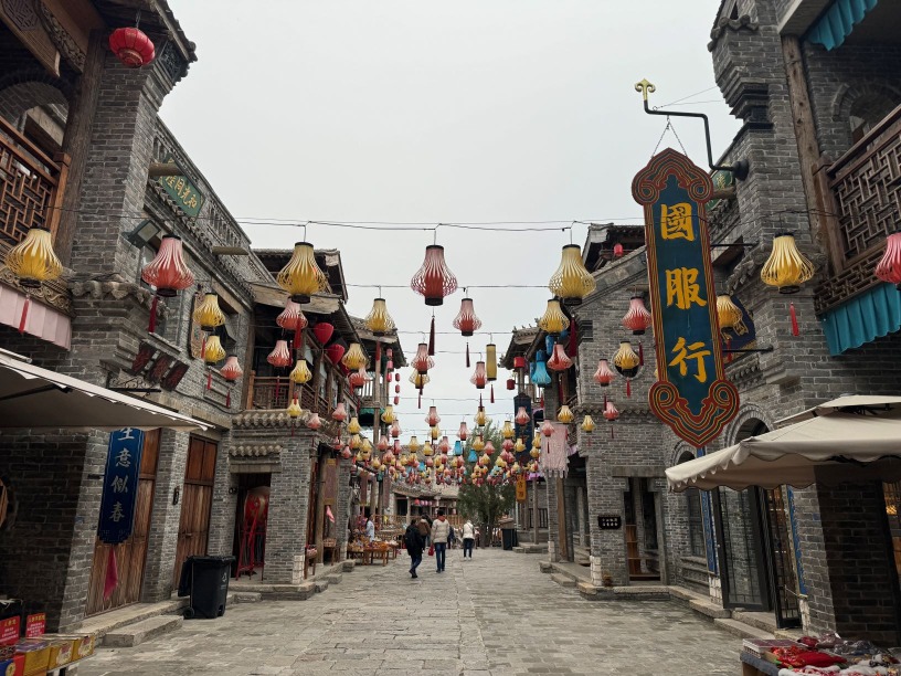 龙泉古镇是由石家庄龙泉文化旅游管理发展有限公司打造,面积大,占地948亩。 龙泉古镇是由石家庄龙泉文化旅游管理发展有限公司打造,面积大,占地948亩。