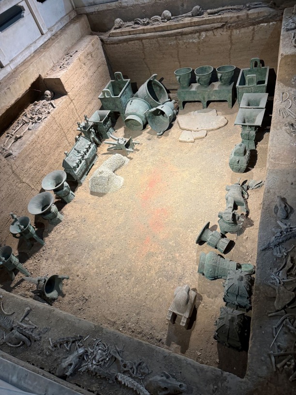 墓室放置了大量青铜器，东西侧壁龛中分别有两具及一具殉人。