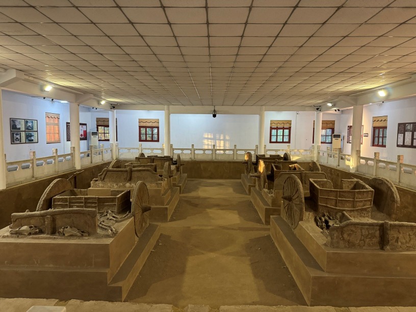 殷墟考古發掘的商代車馬坑，是華夏考古發現最早的畜力車實體標本。殷墟車馬坑展館展出了 6 座商代車馬坑及道路遺址。
