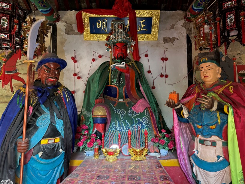 明嘉靖四十年(1561年)白马山重建关帝庙时,庙前立有一石碑,上有“白马坡刺颜良之图”。 专家学者认为,关羽当年使的是枪不是刀,这块碑上的刺字可能提供了一个佐证。 明嘉靖四十年(1561年)白马山重建关帝庙时,庙前立有一石碑,上有“白马坡刺颜良之图”。 专家学者认为,关羽当年使的是枪不是刀,这块碑上的刺字可能提供了一个佐证。