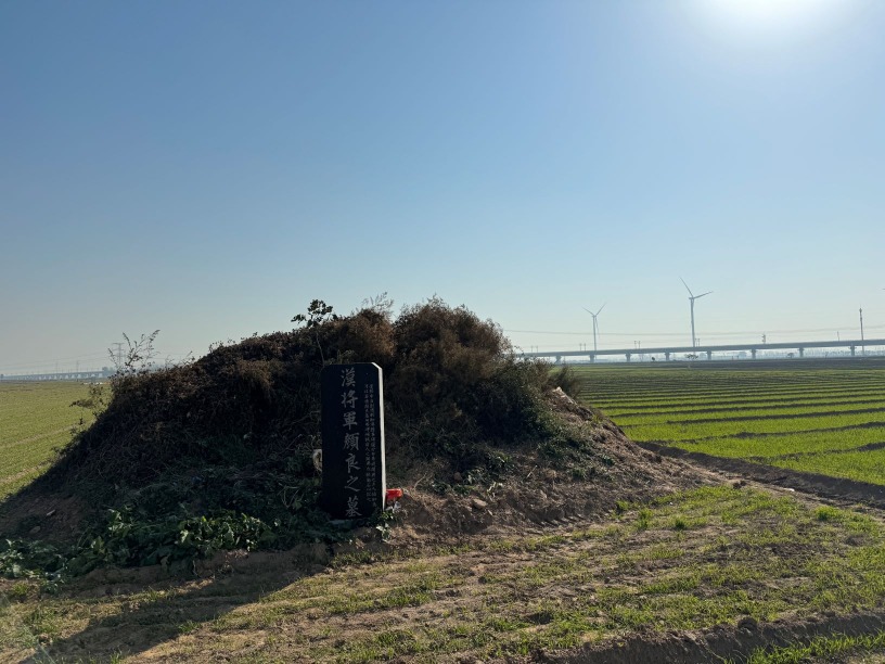 《三国志》记载:“关羽斩颜良”,颜良当时在麾盖之下,他见到了关羽冲过来了,当然他是防备不大的,还是礼貌的战场礼节:“来将何人!”万万没有想到赤兔马速度如此之快!一眨眼的功夫就到了麾盖下,关羽刺杀了颜良,但近代发现,颜良墓中的尸骨是有头骨的。 《三国志》记载:“关羽刺颜良”,颜良当时在麾盖之下,他见到了关羽冲过来了,当然他是防备不大的,还是礼貌的战场礼节:“来将何人!”万万没有想到赤兔马速度如此之快!一眨眼的功夫就到了麾盖下,关羽刺杀了颜良,在罗贯中的三国演义中是关羽斩首而还。当然三国志中就仅仅是刺颜良,并没有说明是斩首而还。