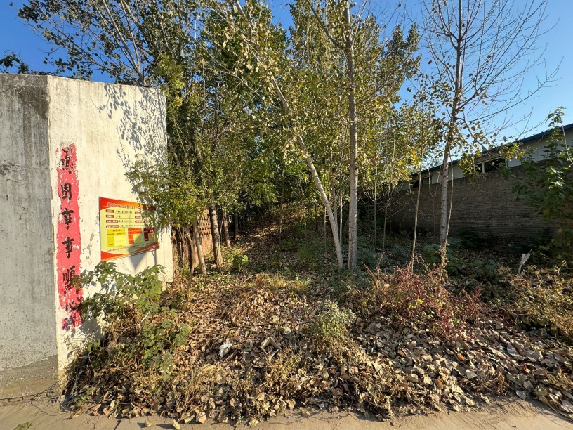 《三国志·先主传》记载:“绍遣先主将本兵复至汝南,与贼龚都等合,众数千人。曹公遣蔡阳击之,为先主所杀。”今次顺道经过由当地的三国爱好者冯先生带领我们团员考察。 《三国志·先主传》记载:“绍遣先主将本兵复至汝南,与贼龚都等合,众数千人。曹公遣蔡阳击之,为先主所杀。”今次顺道经过由当地的三国爱好者冯先生带领我们团员考察。