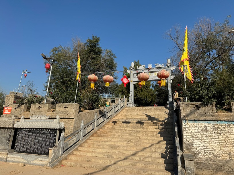 河南省鹤壁市的浚县的白马山上,有一些体育健身设施,现在是个全村男女老少的娱乐休闲健身好去处。 河南省鹤壁市的浚县的白马山上,有一些体育健身设施,现在是个全村男女老少的娱乐休闲健身好去处。