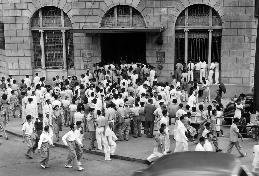 二战期间,美国和日本开战消息传来后, 1942 年 3 月很多市民到马尼拉银行提取现金撤离。 二战期间,美国和日本开战消息传来后, 1942 年 3 月很多市民到马尼拉银行提取现金撤离。