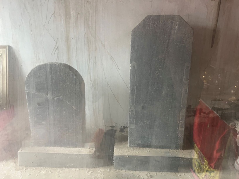 近看《皇经碑记》及《重修碑记》两块古碑,还可清楚看见碑上的几个大字。 近看《皇经碑记》及《重修碑记》两块古碑,还可清楚看见碑上的几个大字。